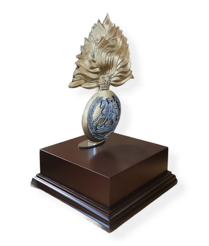 ROYAL REGIMENT OF FUSILIERS OVERSIZED CAP BADGE PRESENTATION